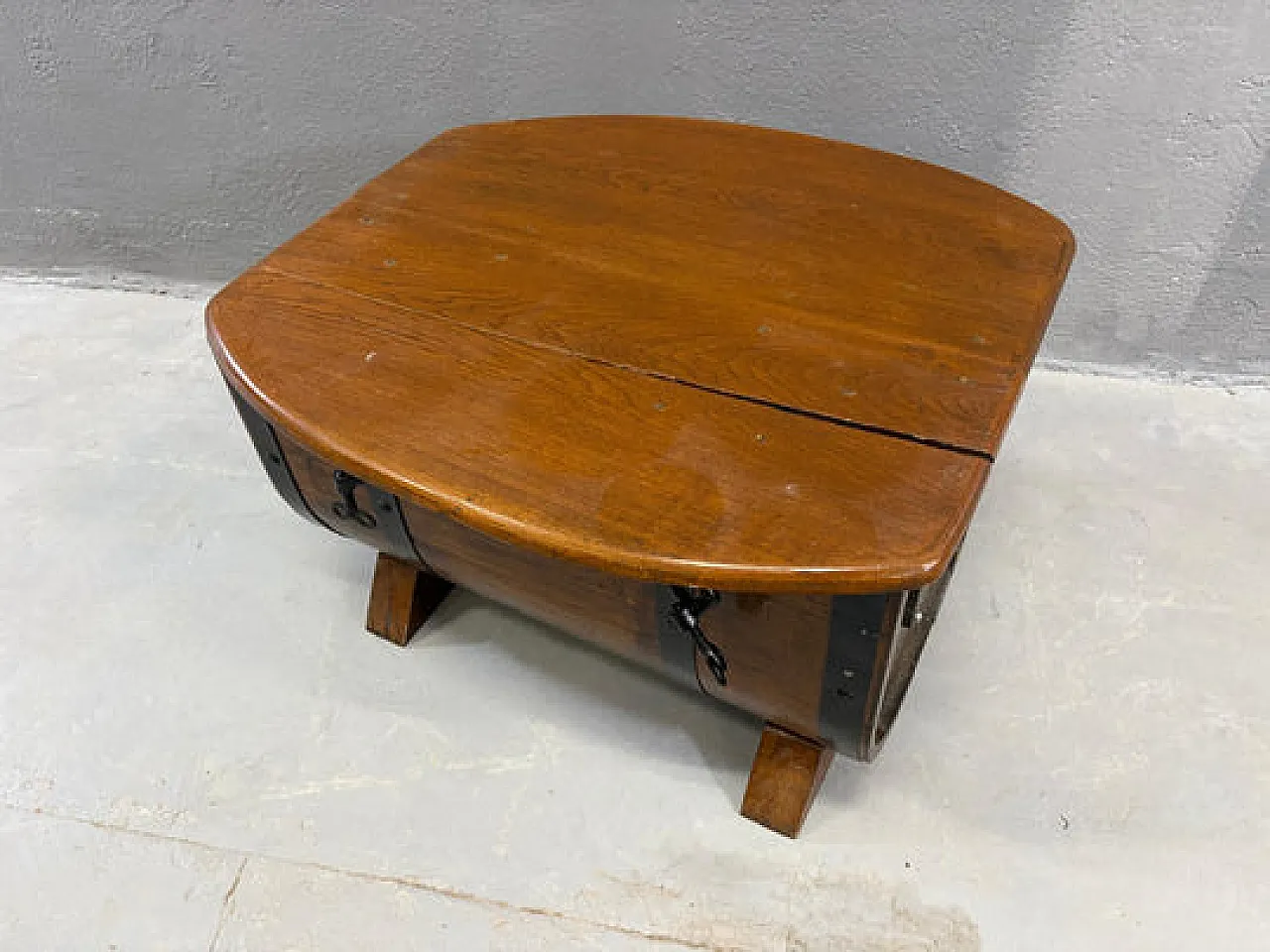 Cassettiera in rovere a forma di botte con cinghie in metallo, anni 30 7