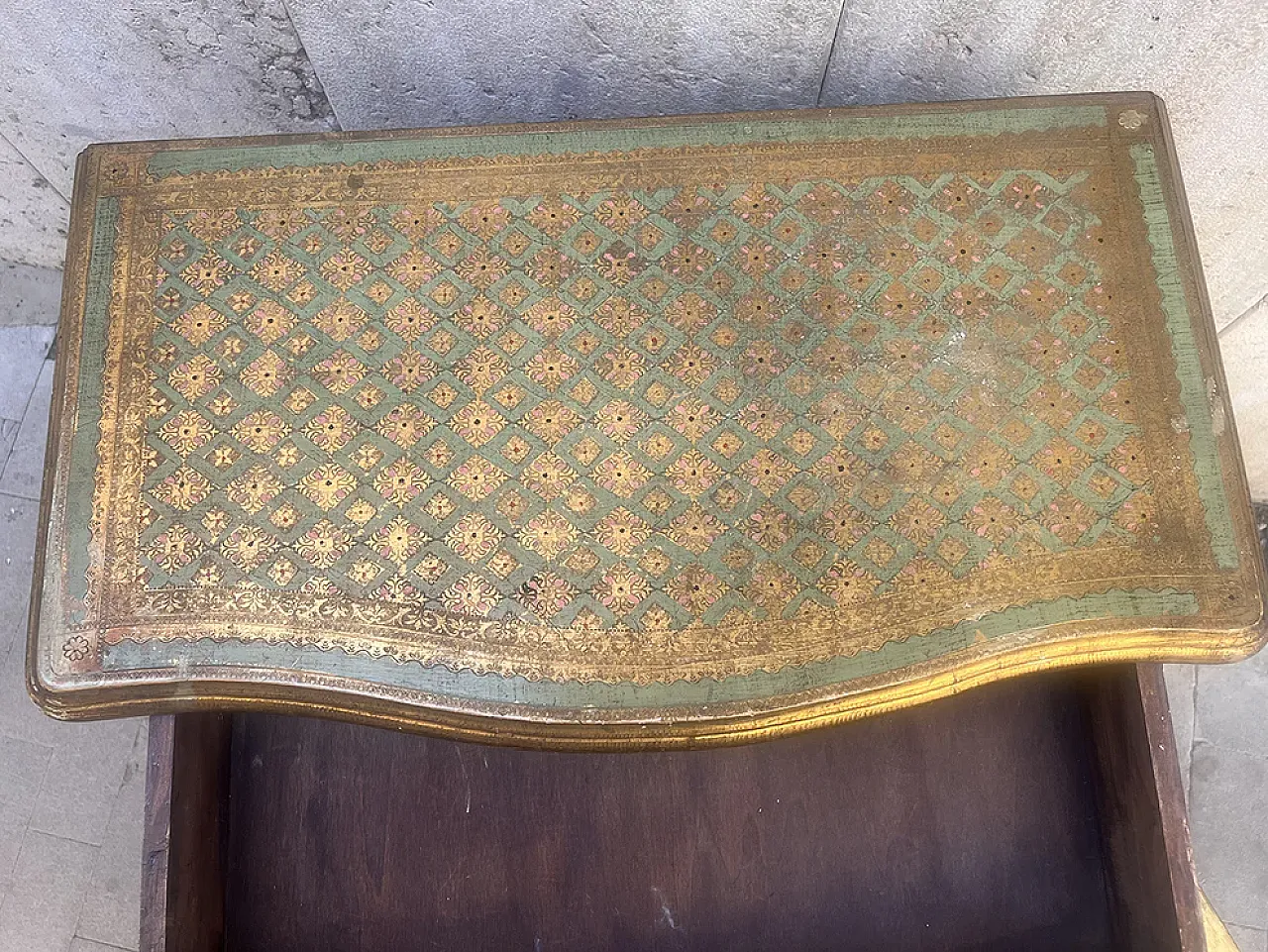 Venetian gold and green cabinet, 20th century 4