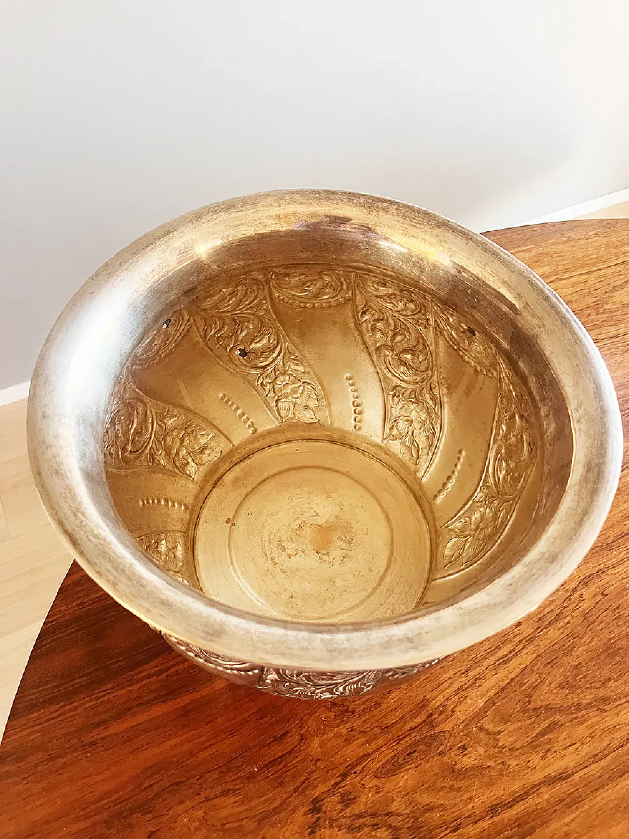 Hand-embossed Sheffield planter, 20th century 3