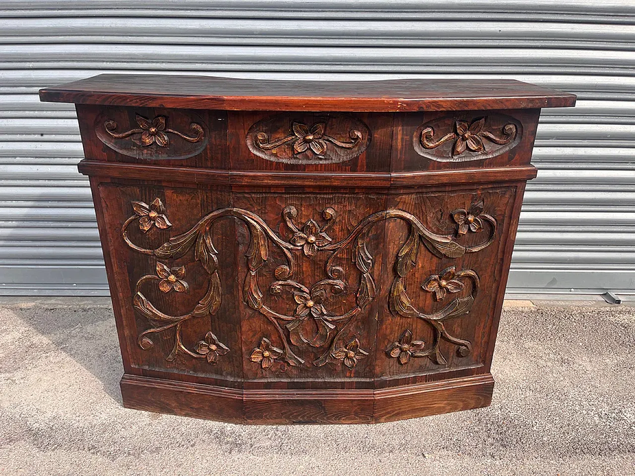 Liberty carved solid wood stall with floral motifs, 20th century 2