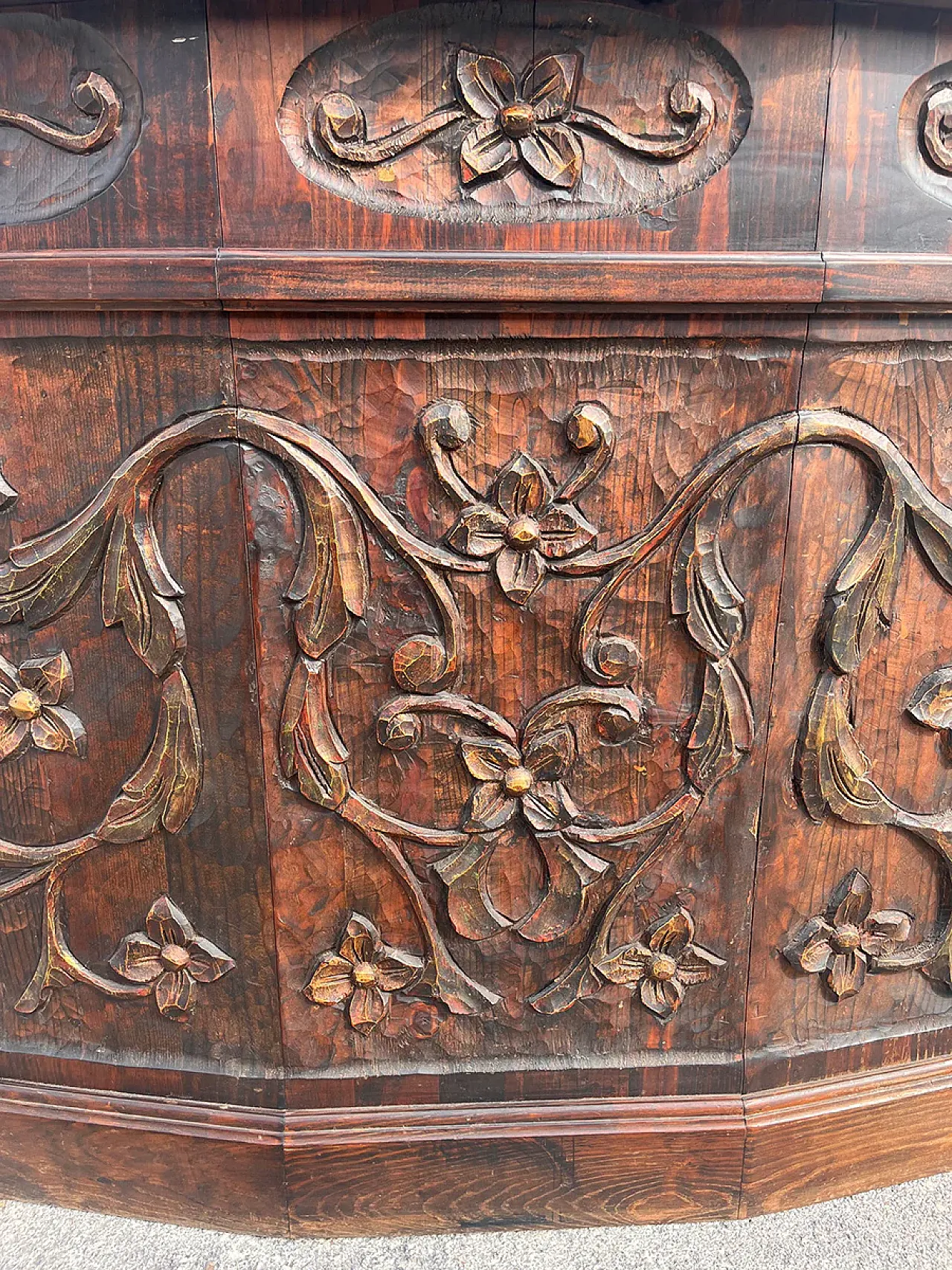 Liberty carved solid wood stall with floral motifs, 20th century 3