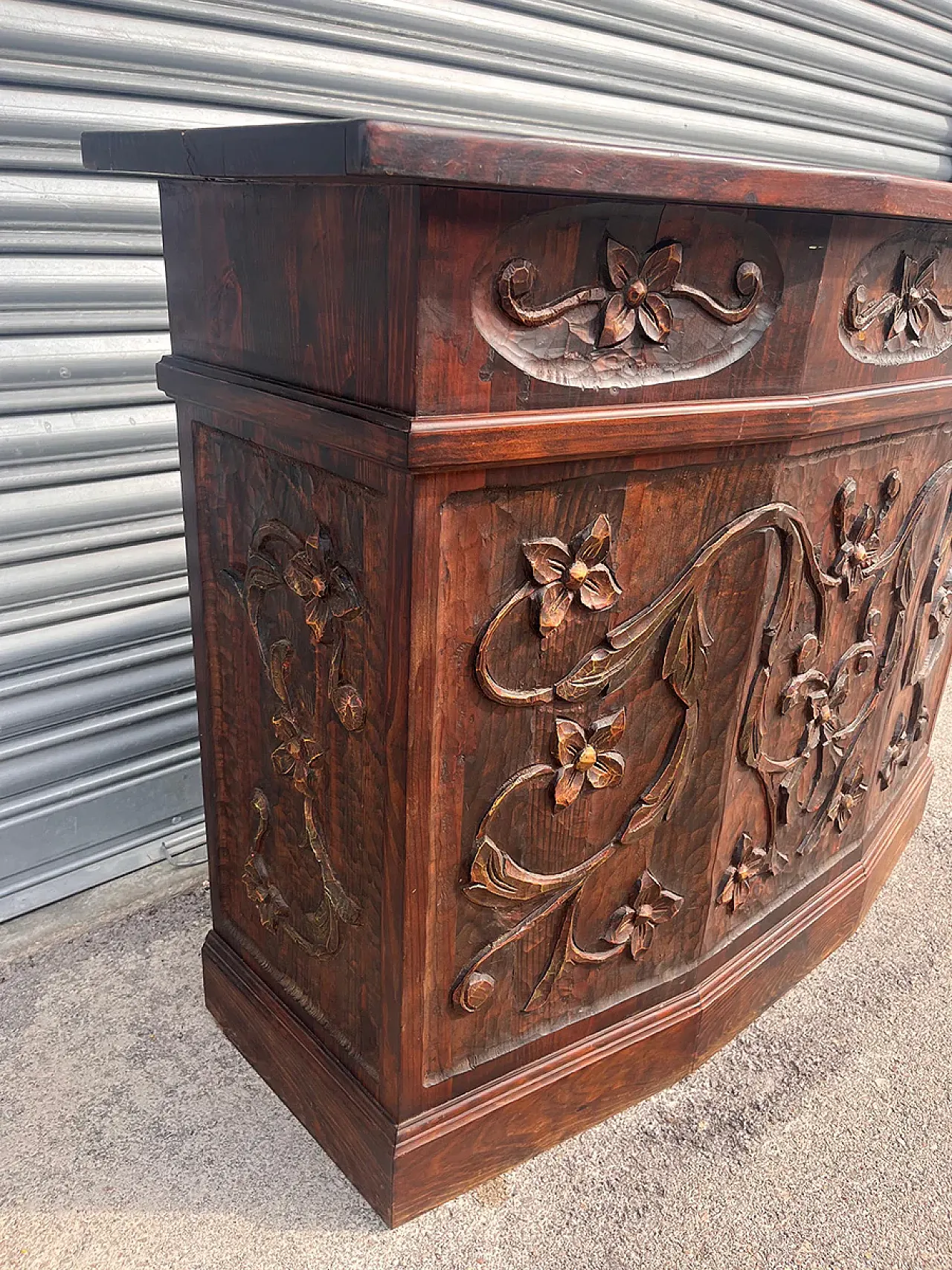 Liberty carved solid wood stall with floral motifs, 20th century 4
