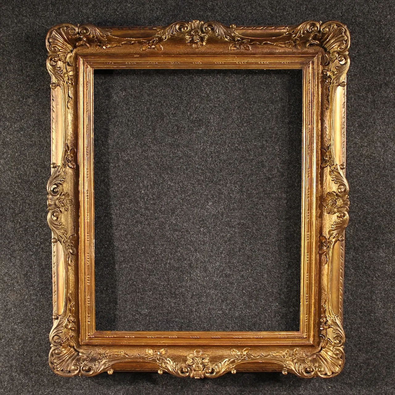 Italian carved and gilded frame from the 20th century 1