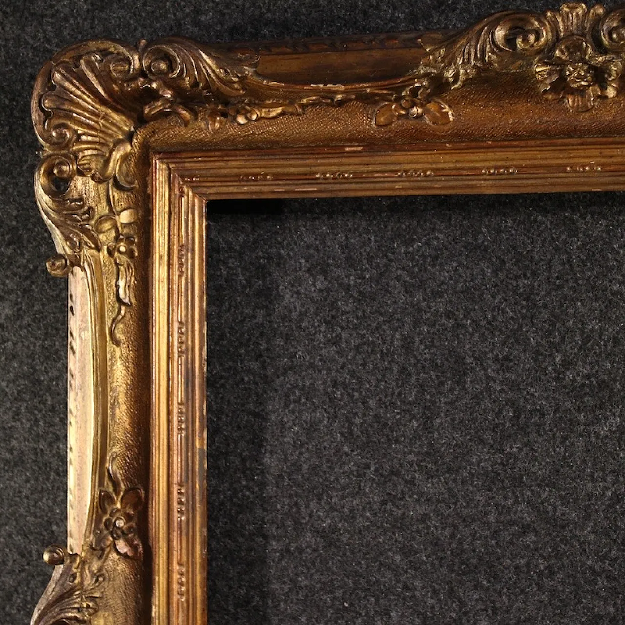 Italian carved and gilded frame from the 20th century 3