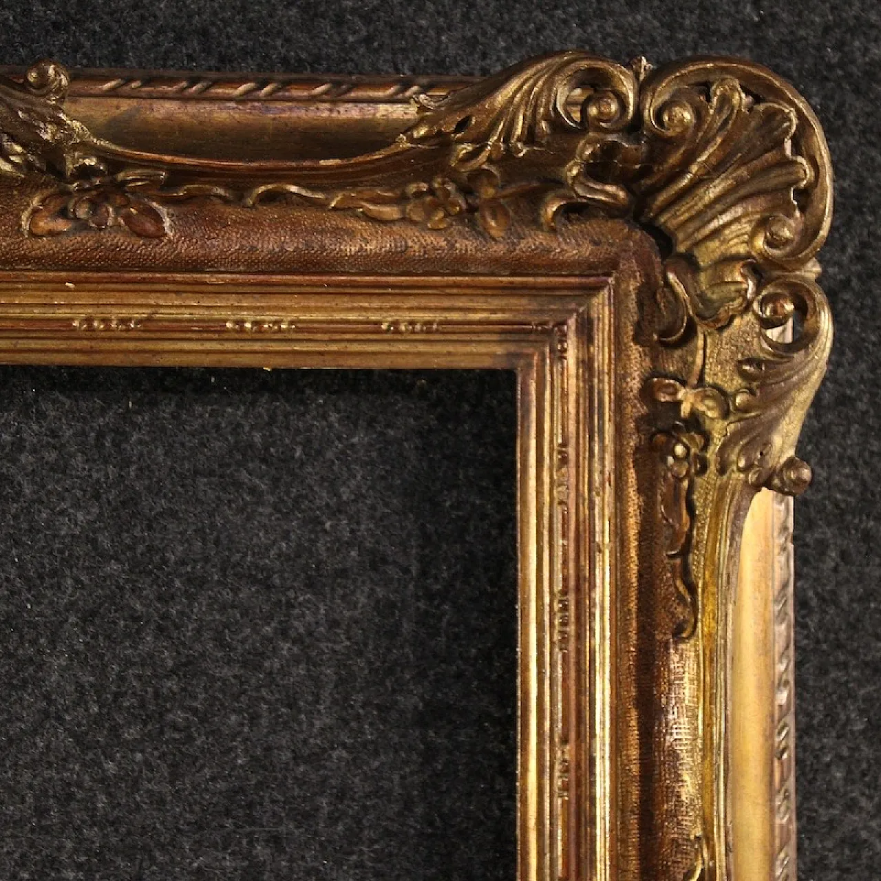 Italian carved and gilded frame from the 20th century 4