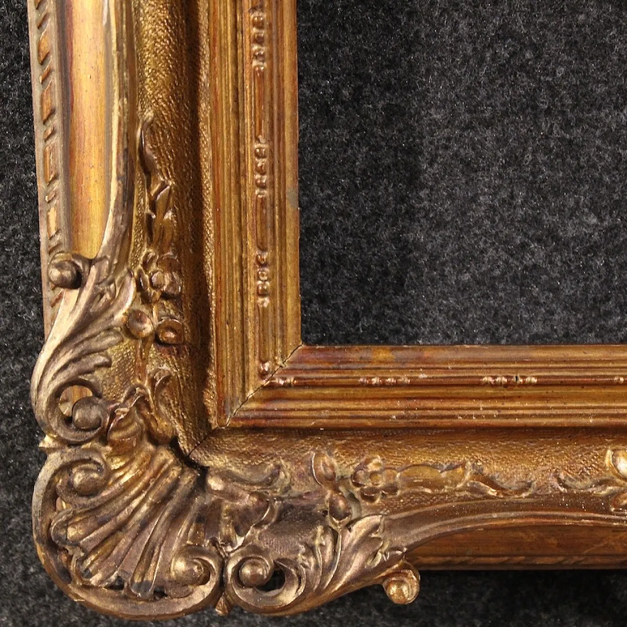 Italian carved and gilded frame from the 20th century 9