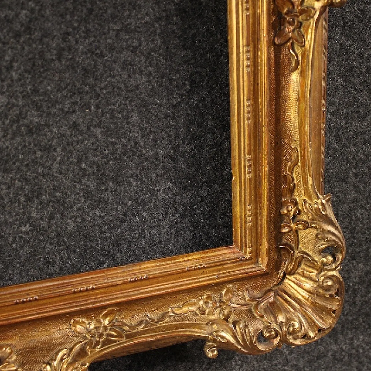 Italian carved and gilded frame from the 20th century 11