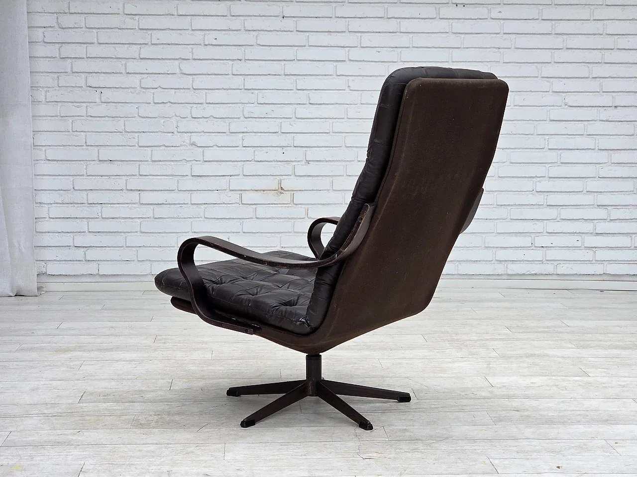Anni '70, poltrona girevole scandinava, arredamento patchwork in pelle. 13