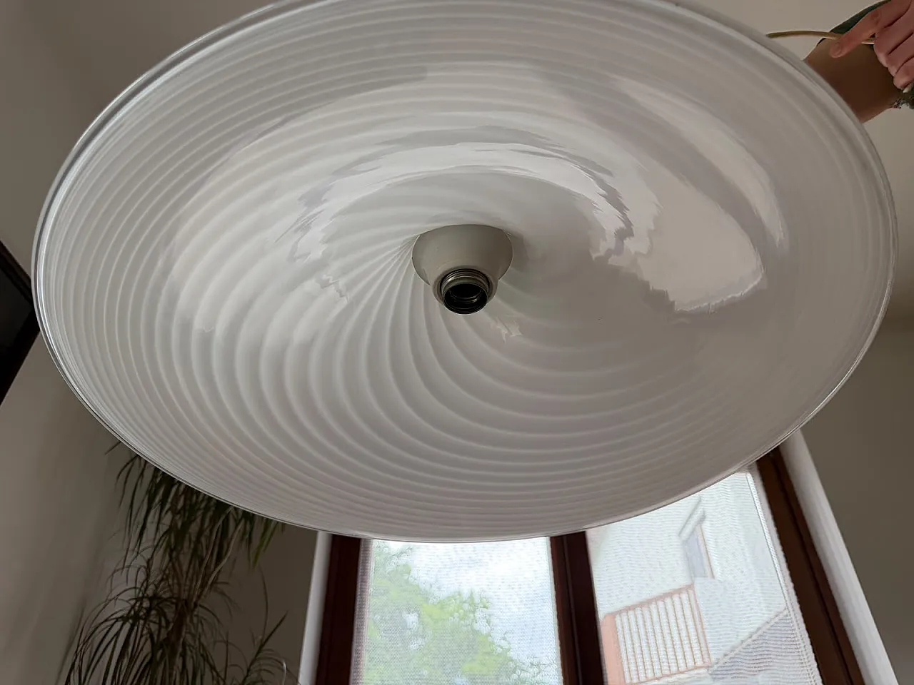 Lampada a sospensione italiana in vetro bianco a spirale, anni '70 1