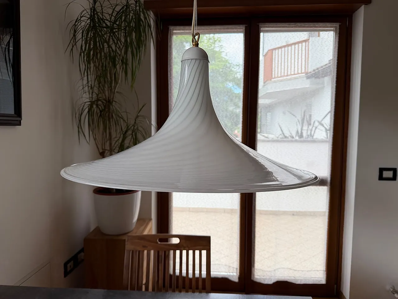 Lampada a sospensione italiana in vetro bianco a spirale, anni '70 2