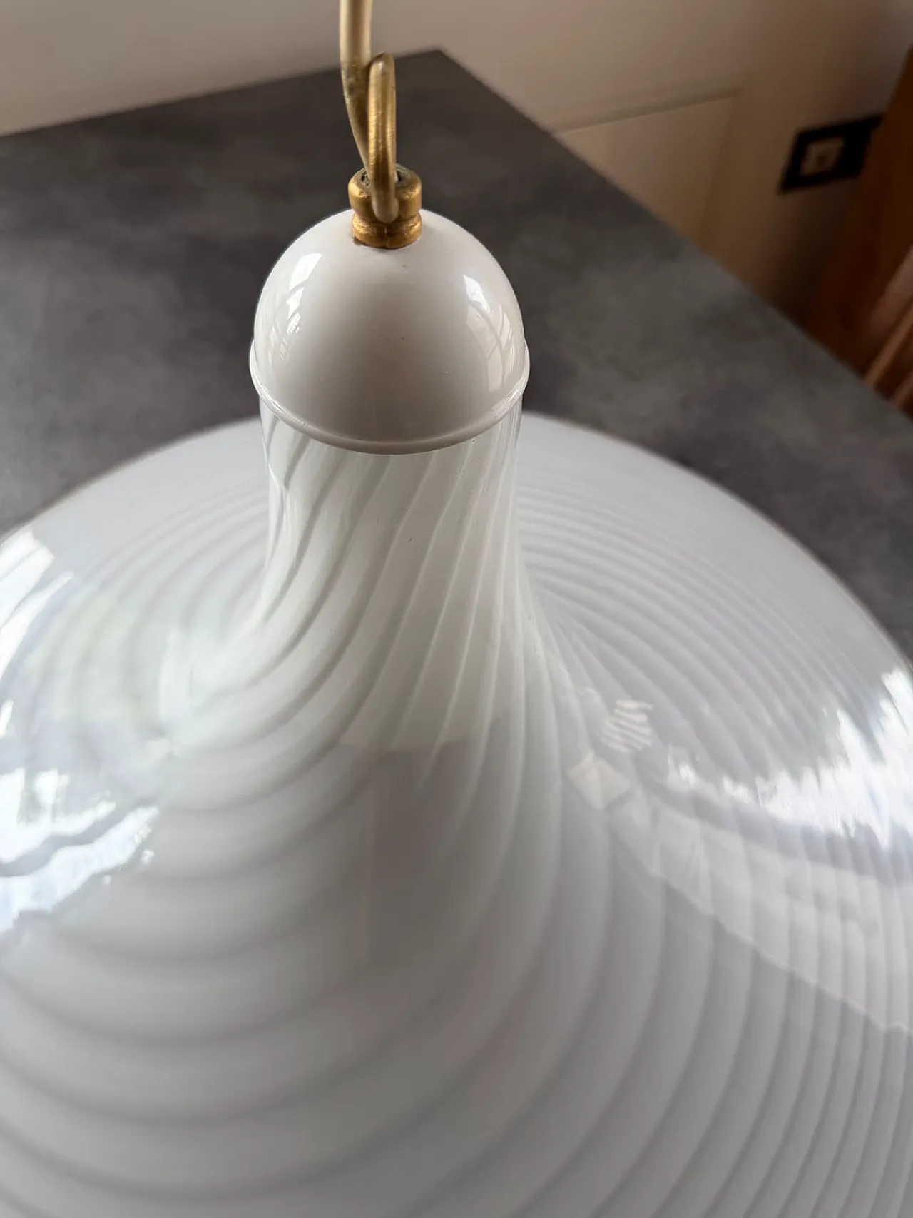 Lampada a sospensione italiana in vetro bianco a spirale, anni '70 3