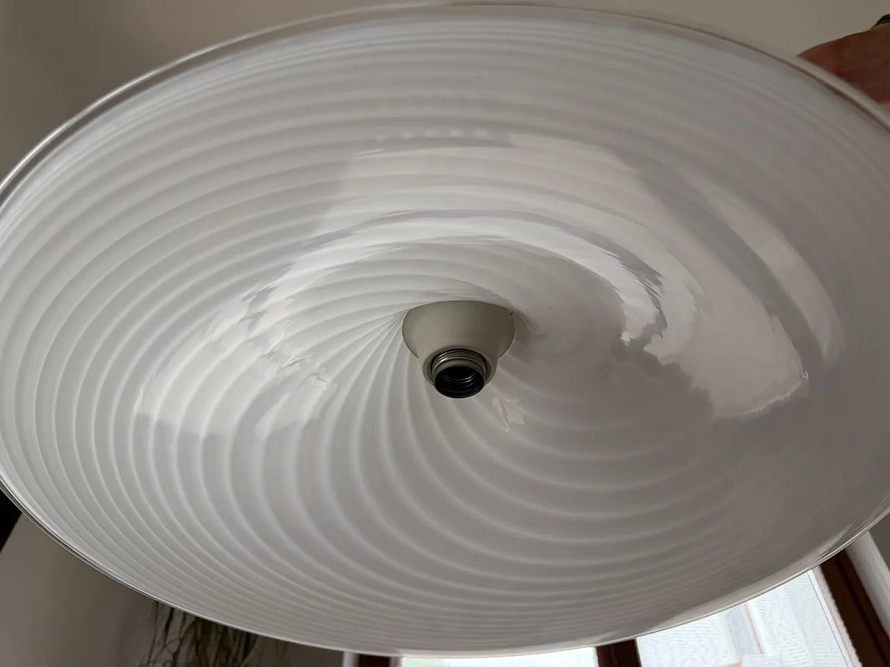 Lampada a sospensione italiana in vetro bianco a spirale, anni '70 4