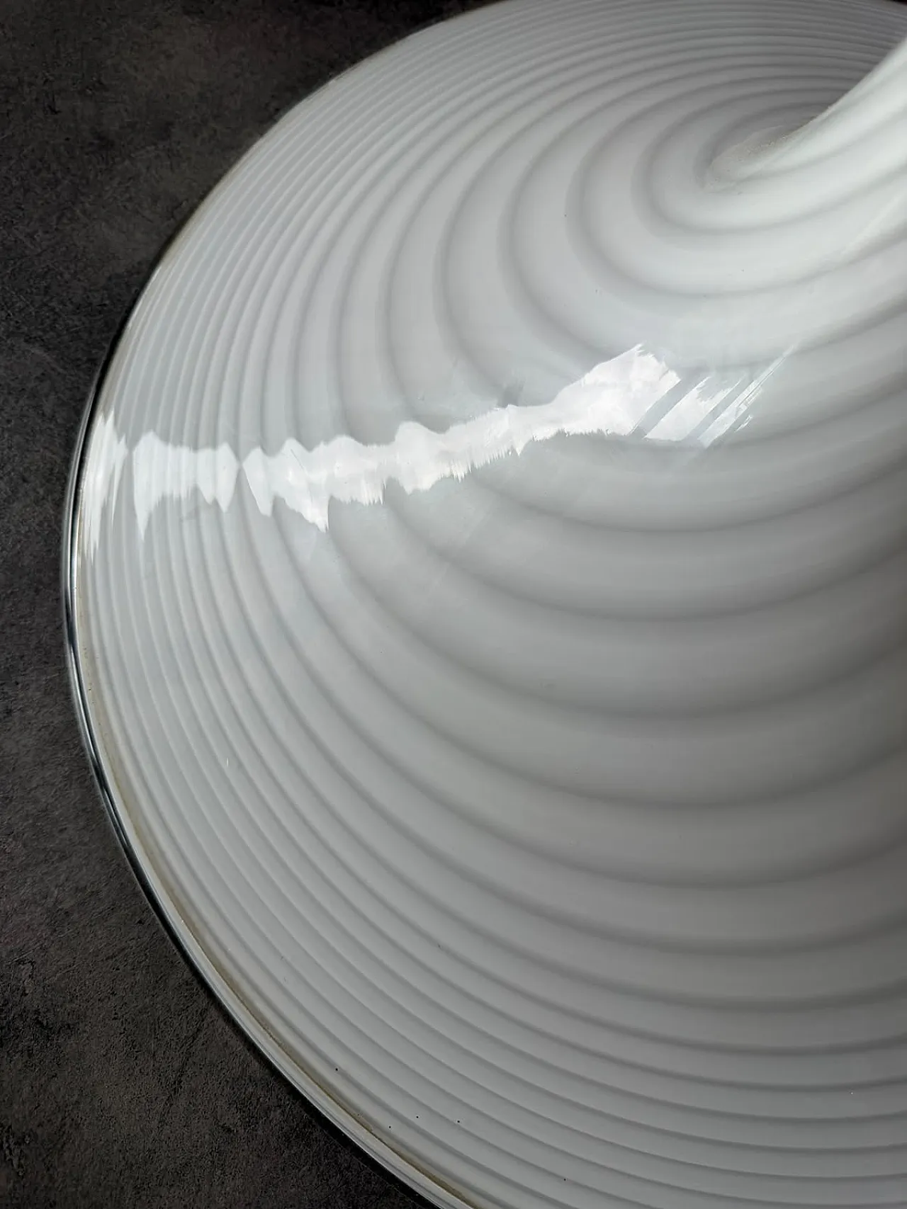 Lampada a sospensione italiana in vetro bianco a spirale, anni '70 5