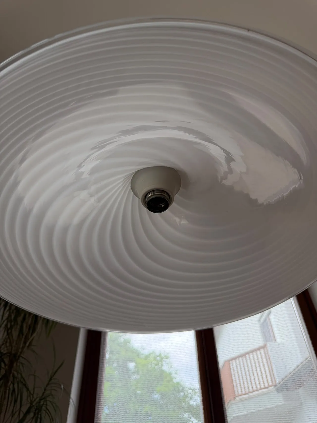 Lampada a sospensione italiana in vetro bianco a spirale, anni '70 6
