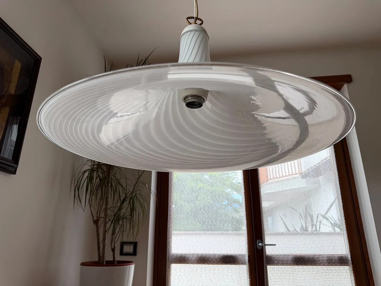 Lampada a sospensione italiana in vetro bianco a spirale, anni '70 7