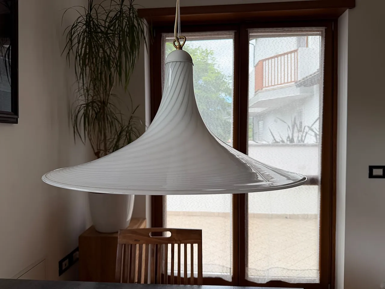 Lampada a sospensione italiana in vetro bianco a spirale, anni '70 8