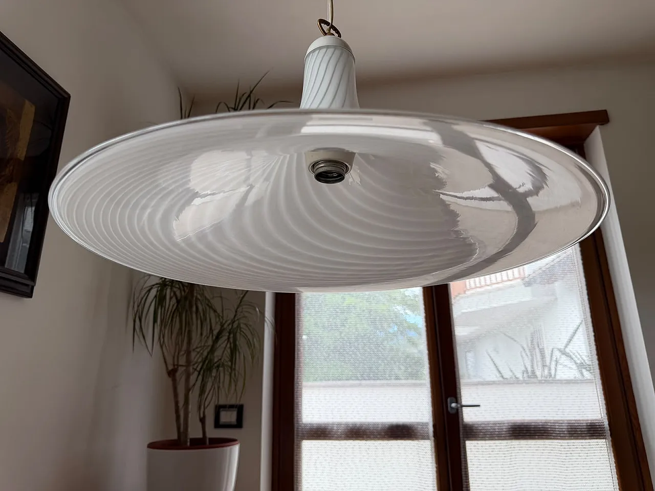 Lampada a sospensione italiana in vetro bianco a spirale, anni '70 9