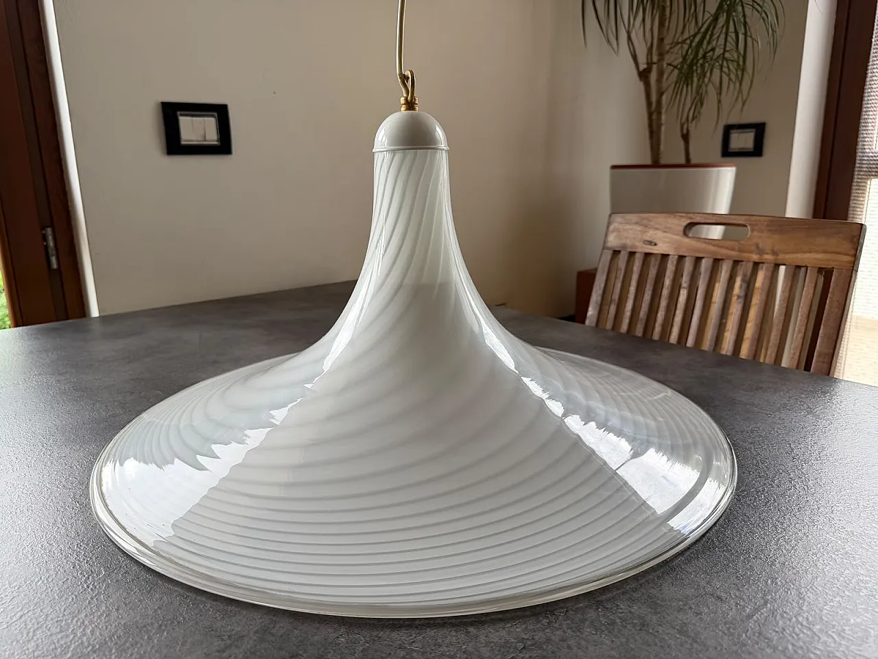 Lampada a sospensione italiana in vetro bianco a spirale, anni '70 10