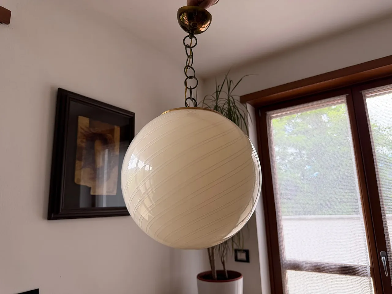 Lampada a sospensione con globo in vetro bianco a spirale, anni '70 1