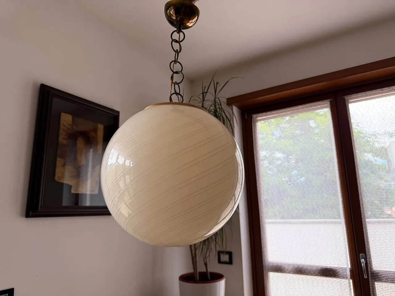 Lampada a sospensione con globo in vetro bianco a spirale, anni '70 2