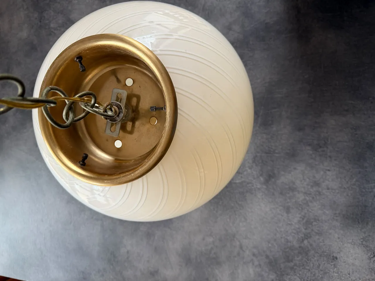 Lampada a sospensione con globo in vetro bianco a spirale, anni '70 5