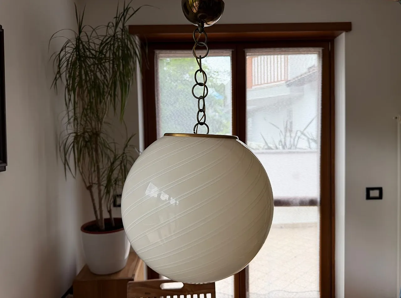Lampada a sospensione con globo in vetro bianco a spirale, anni '70 6