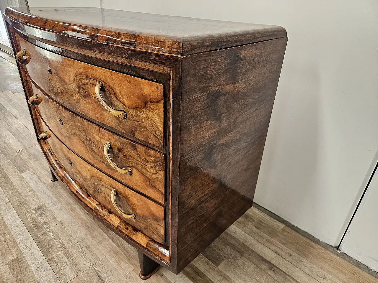 Art Deco Tuscan chest of drawers from the 1940s in walnut root 2