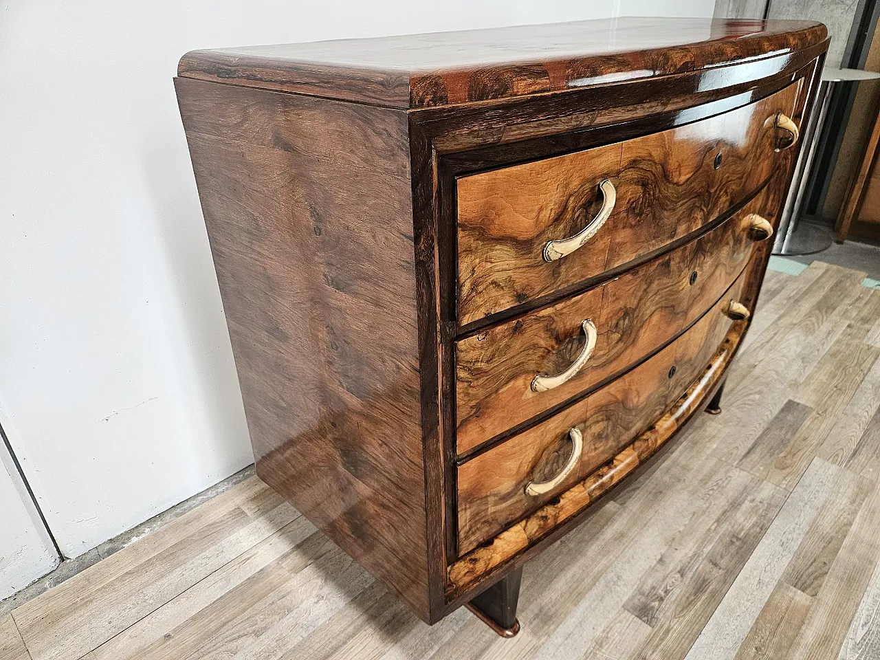 Art Deco Tuscan chest of drawers from the 1940s in walnut root 3