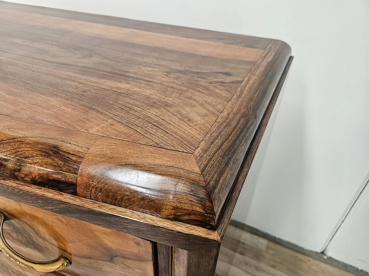 Art Deco Tuscan chest of drawers from the 1940s in walnut root 6