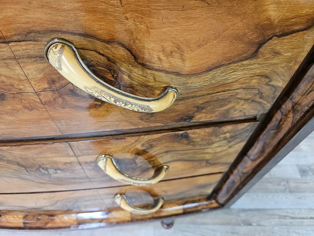 Art Deco Tuscan chest of drawers from the 1940s in walnut root 9
