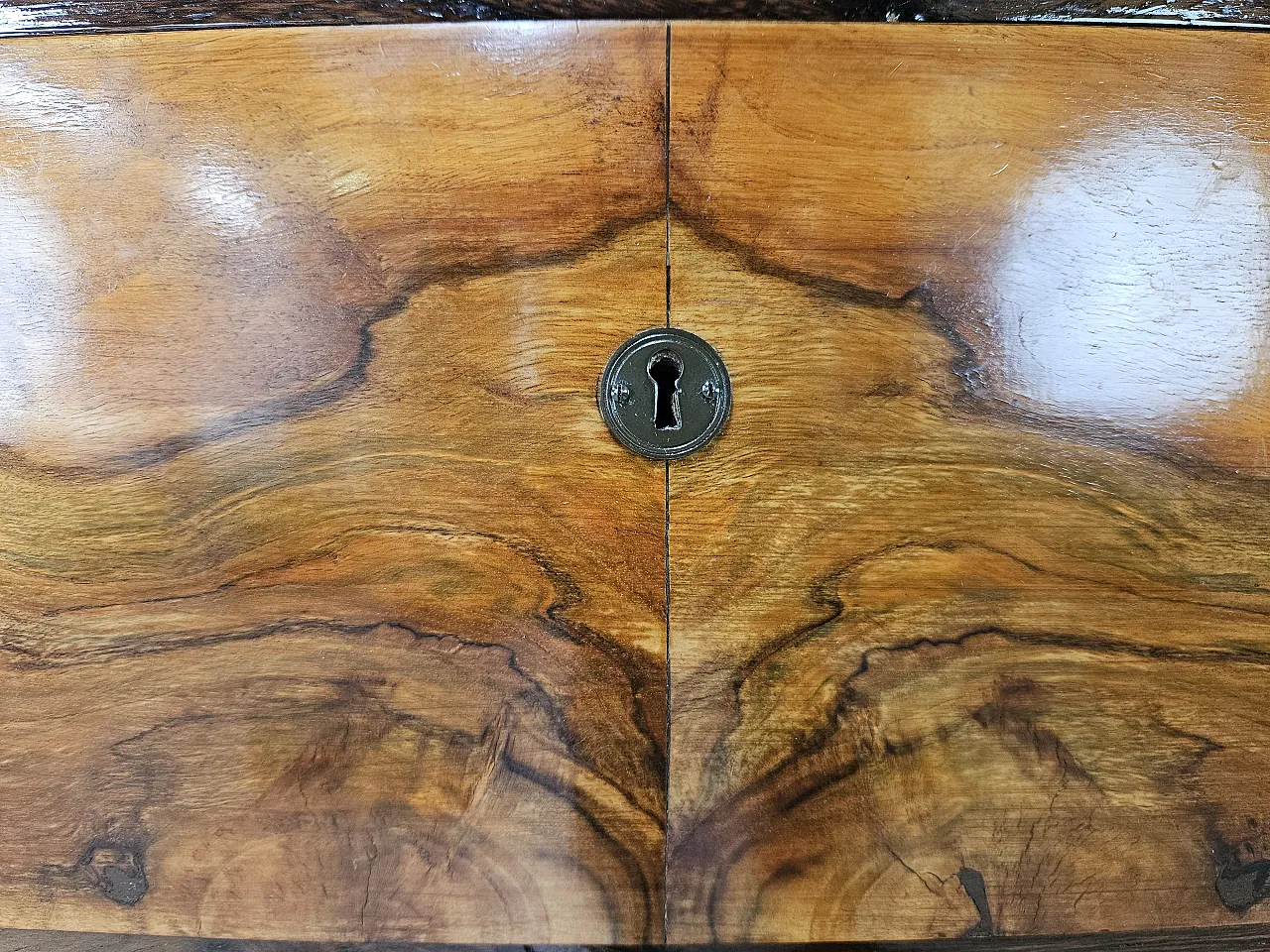 Art Deco Tuscan chest of drawers from the 1940s in walnut root 11