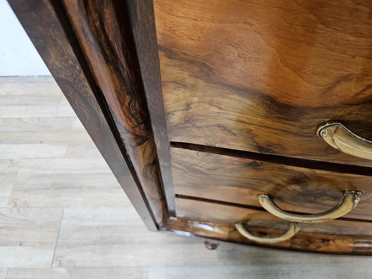 Art Deco Tuscan chest of drawers from the 1940s in walnut root 12