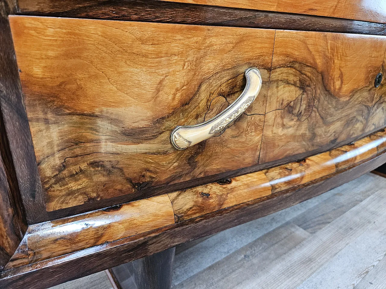 Art Deco Tuscan chest of drawers from the 1940s in walnut root 13