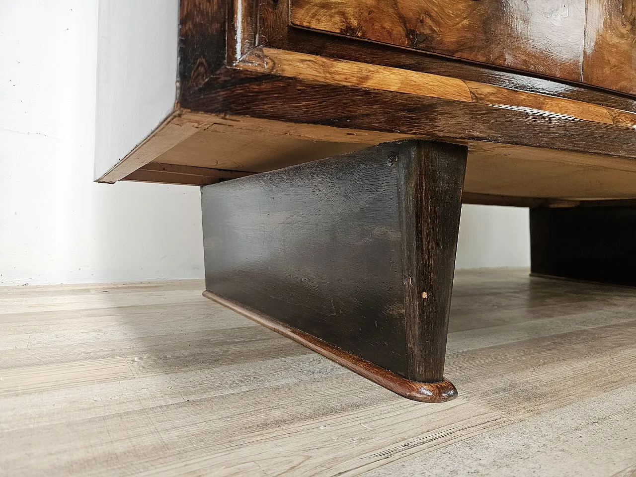 Art Deco Tuscan chest of drawers from the 1940s in walnut root 19