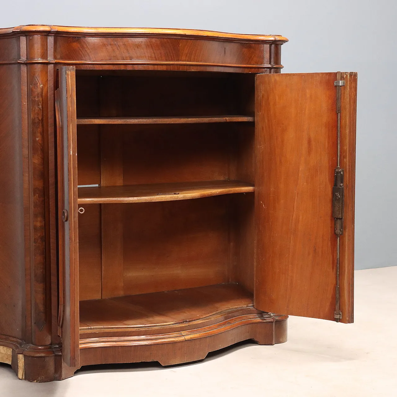 Umbertina sideboard in walnut and walnut root, 19th century 4