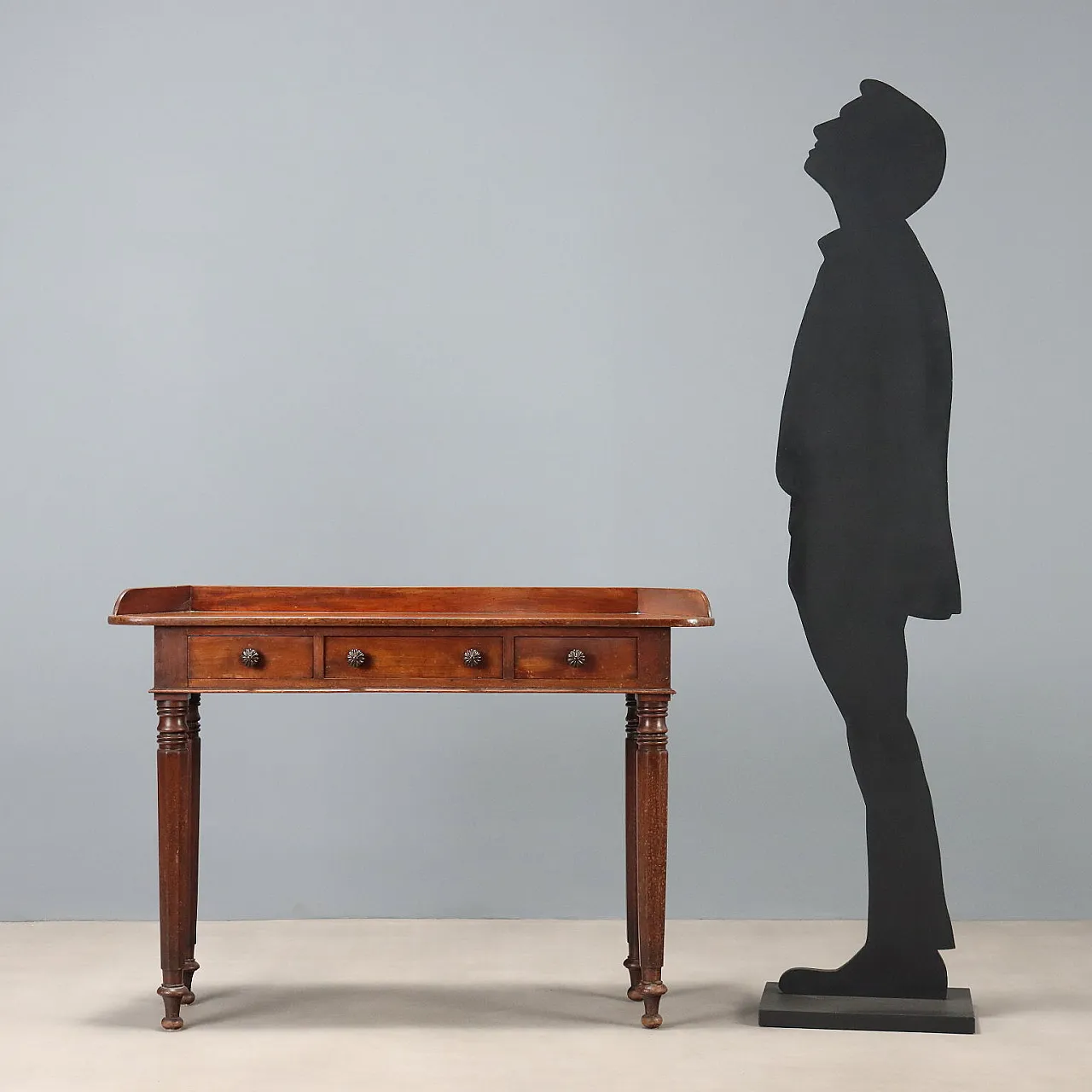 Walnut desk, 19th century 3