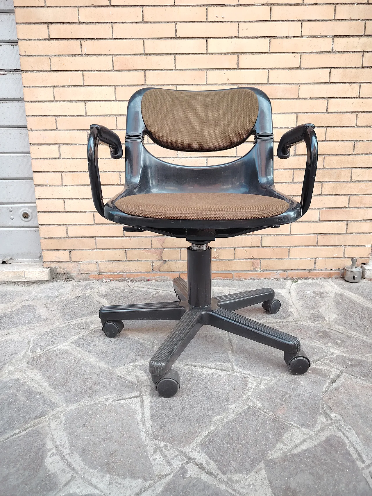 Swivel desk chair designed by Giancarlo Piretti, 80s 1