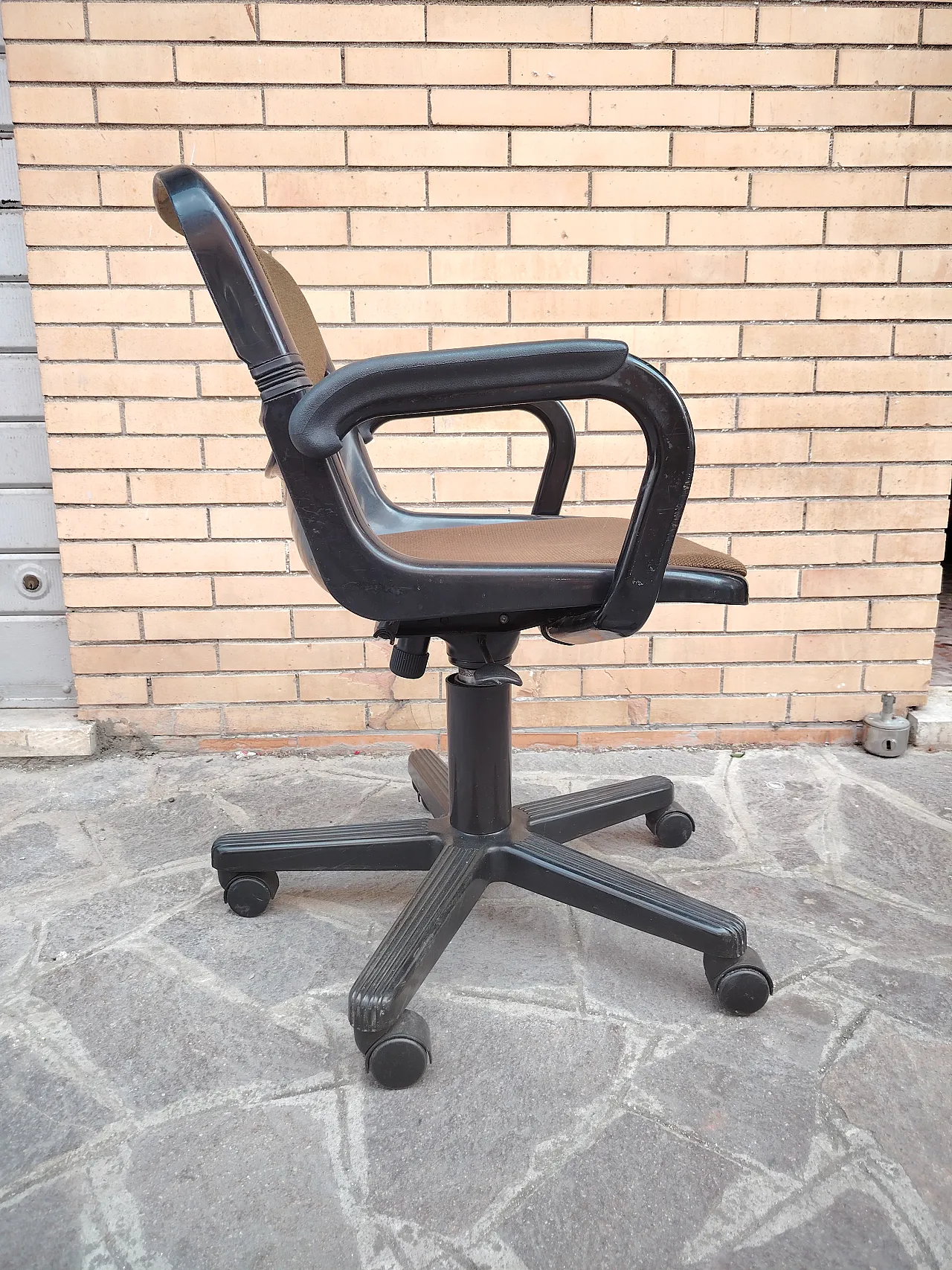 Swivel desk chair designed by Giancarlo Piretti, 80s 4