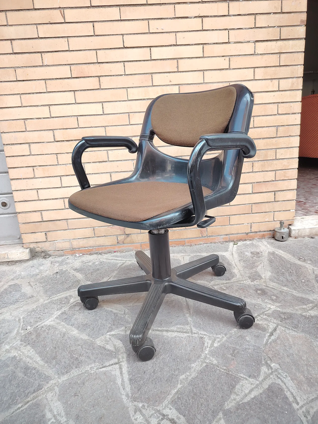 Swivel desk chair designed by Giancarlo Piretti, 80s 6