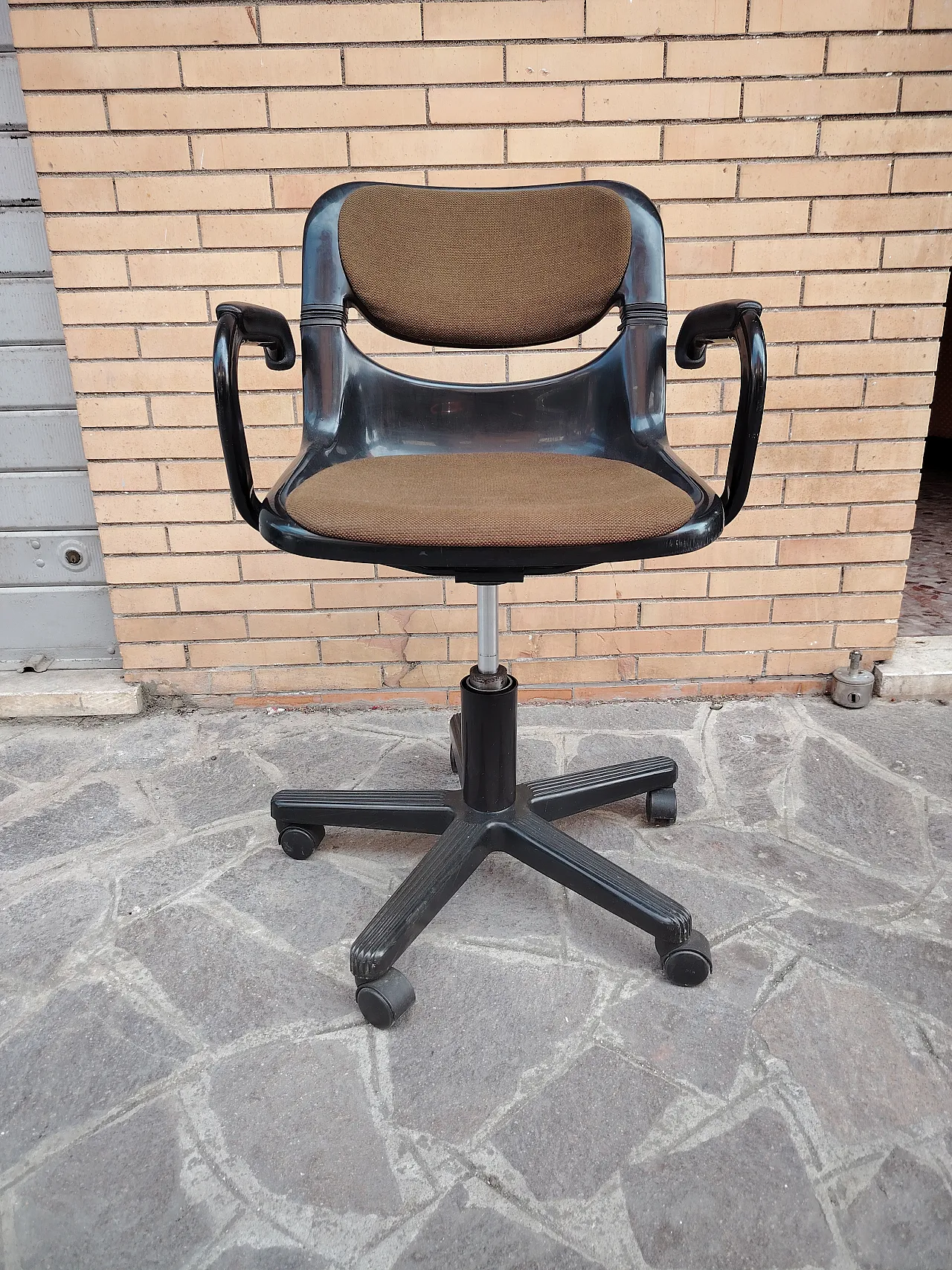 Swivel desk chair designed by Giancarlo Piretti, 80s 8
