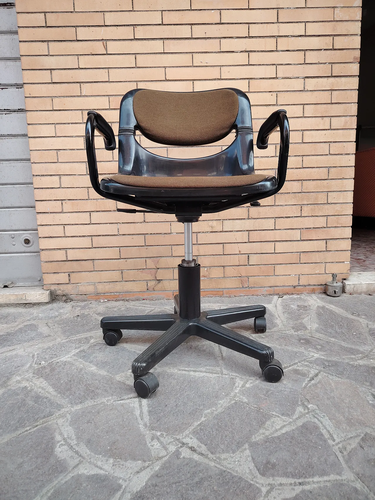 Swivel desk chair designed by Giancarlo Piretti, 80s 9