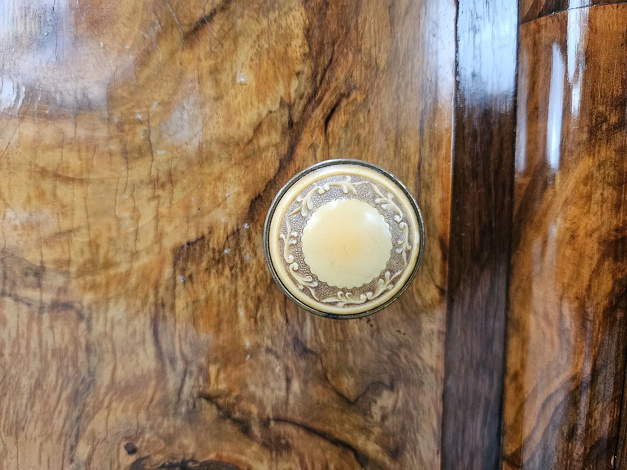 1940s Tuscan bedside tables in walnut root 9