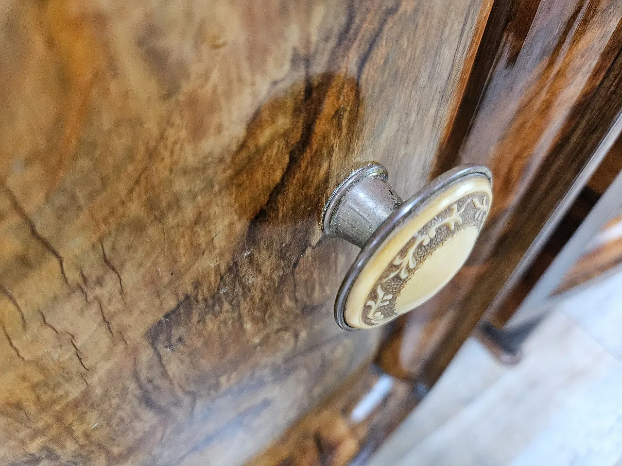 1940s Tuscan bedside tables in walnut root 10