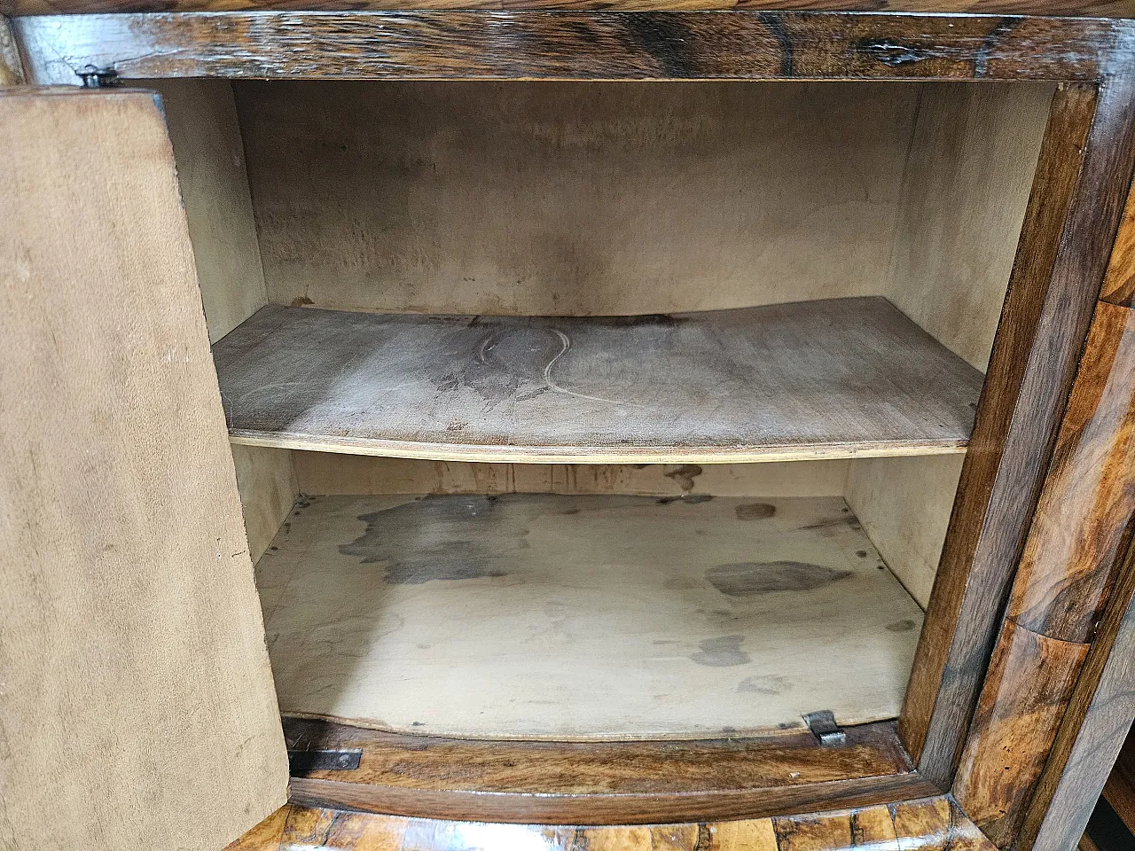 1940s Tuscan bedside tables in walnut root 13