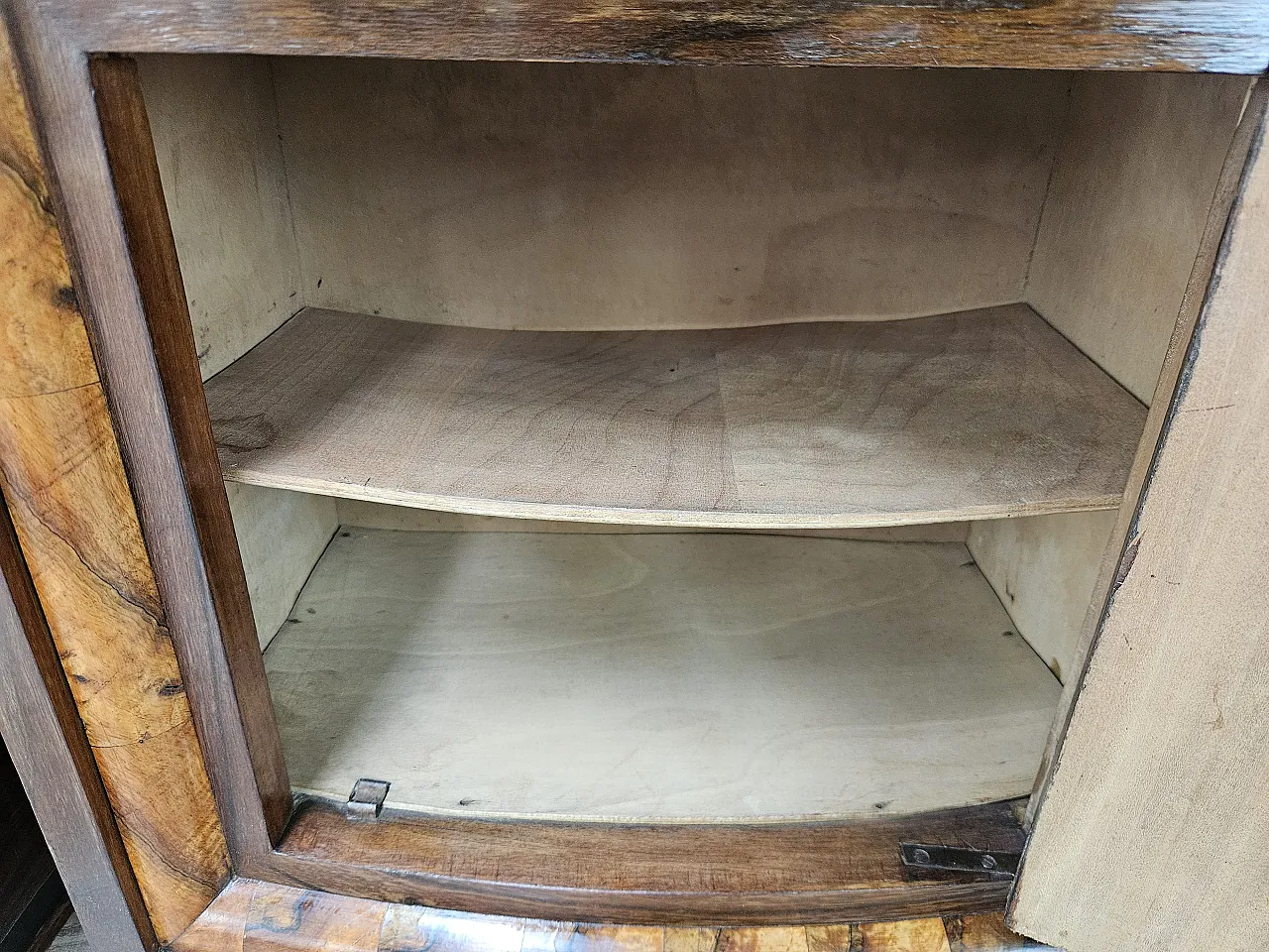 1940s Tuscan bedside tables in walnut root 14