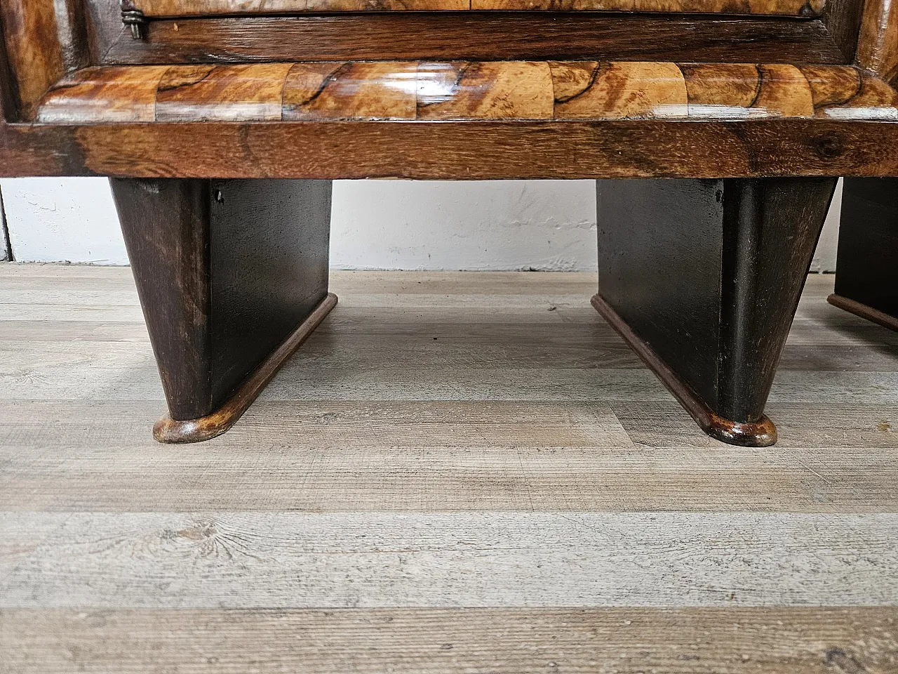 1940s Tuscan bedside tables in walnut root 15