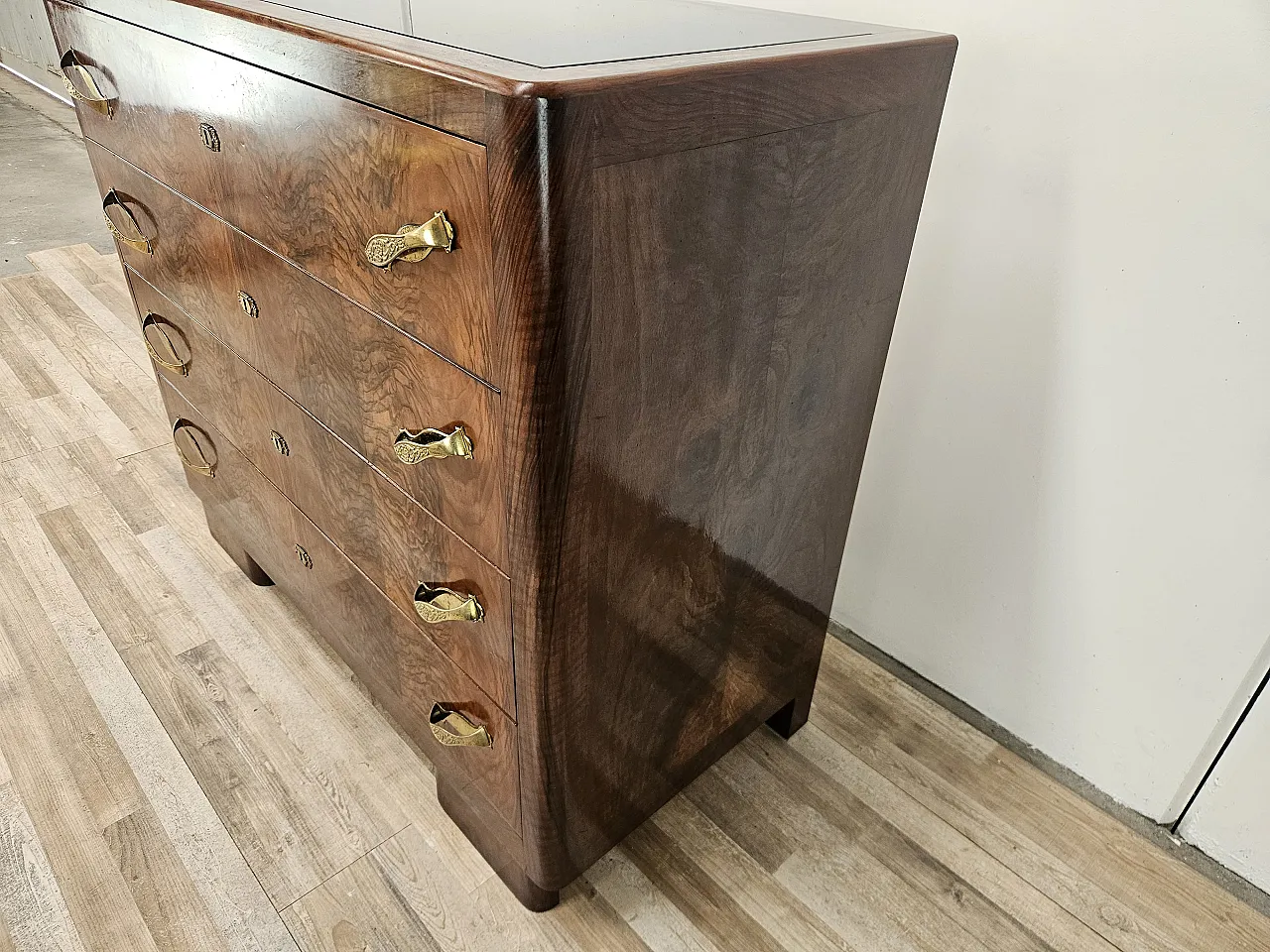 1940s Art Deco chest of drawers in walnut root with black glass top 2