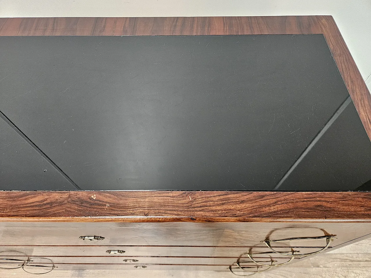 1940s Art Deco chest of drawers in walnut root with black glass top 8