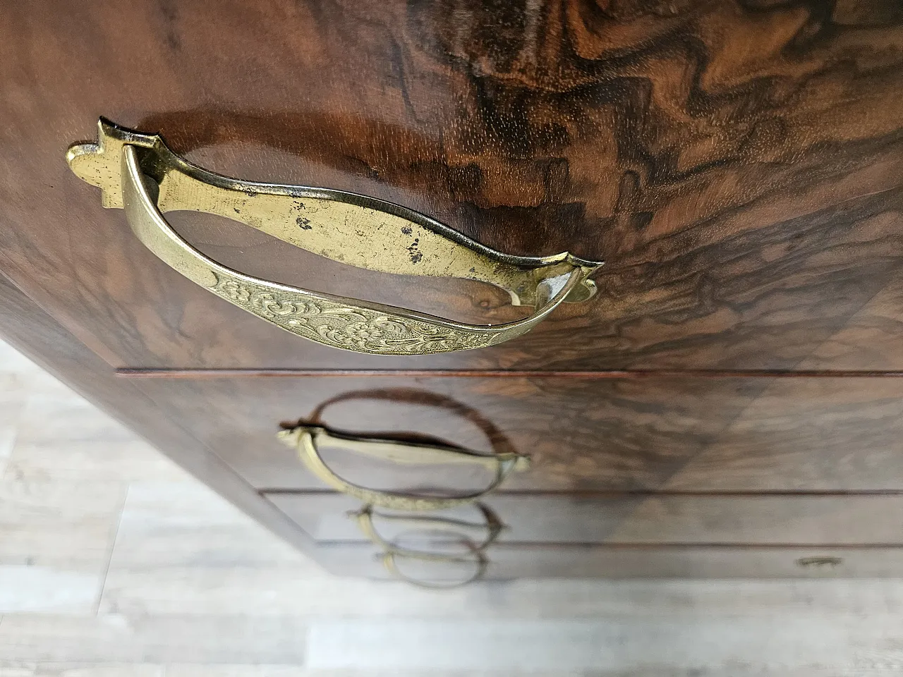 1940s Art Deco chest of drawers in walnut root with black glass top 10