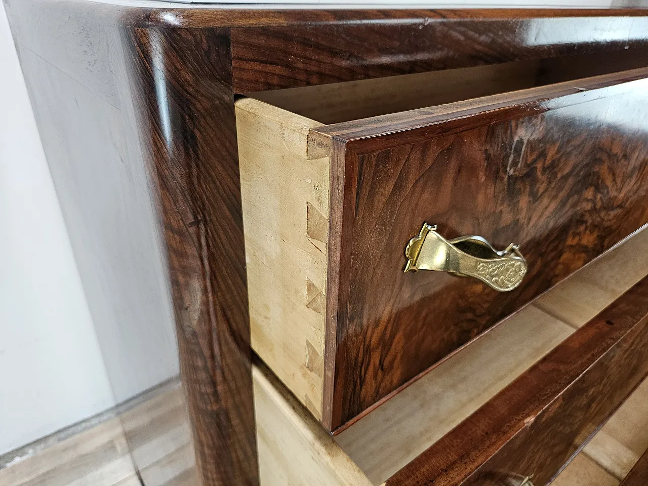 1940s Art Deco chest of drawers in walnut root with black glass top 13